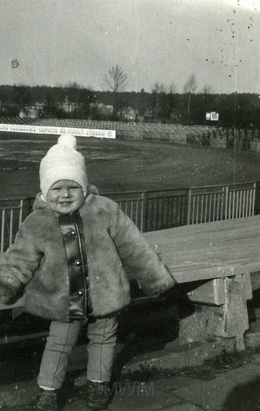 KKE 2301.jpg - Fot. Na stadionie. Portret Igi Kołakowskiej - córka Janusza Kołakowskiego, Olsztyn - stadion Warmii, 1975 r.